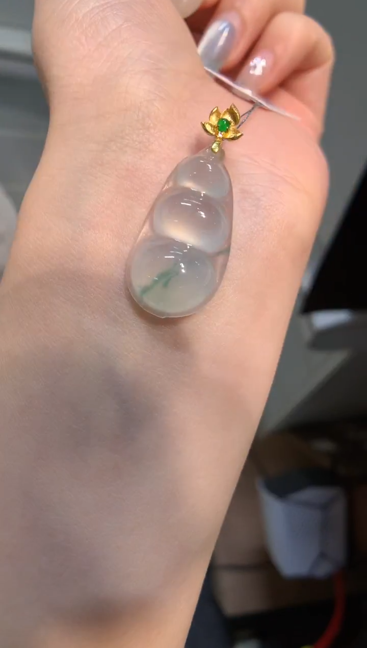 颈饰18K金镶嵌翡翠福豆