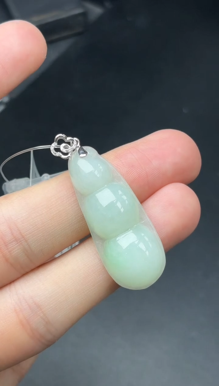 18K金镶嵌挂件翡翠福豆