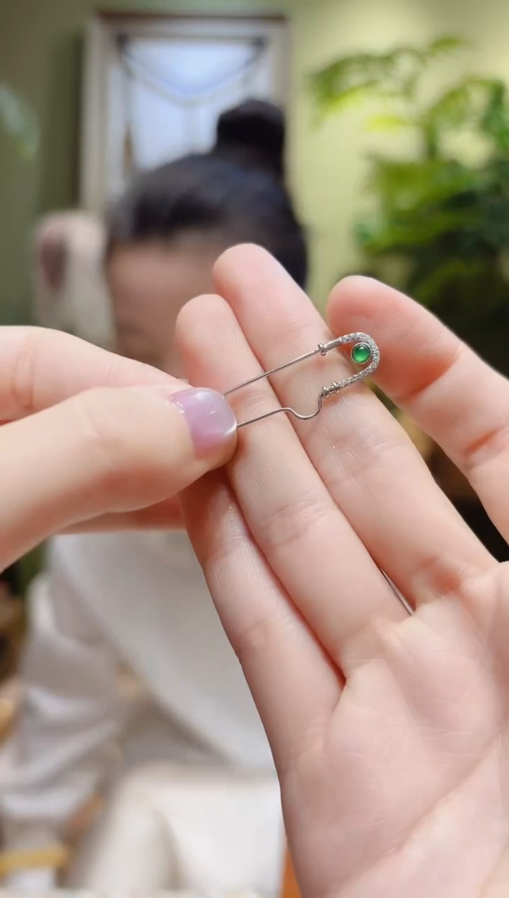 【闪购商品】翡翠胸饰18K金镶嵌翡翠胸针白