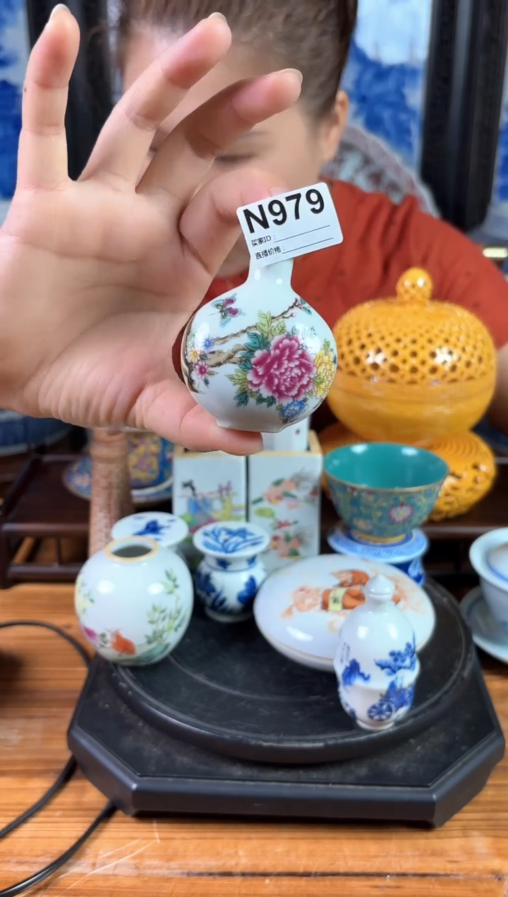 摆件景德镇陶瓷仿古摆件（手工托印鼻烟壶)N979
