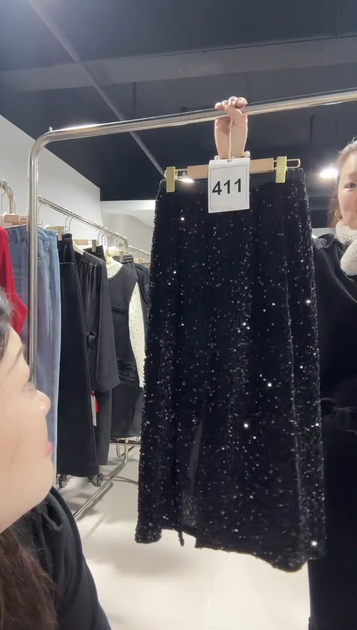 411-黑色裙子·········