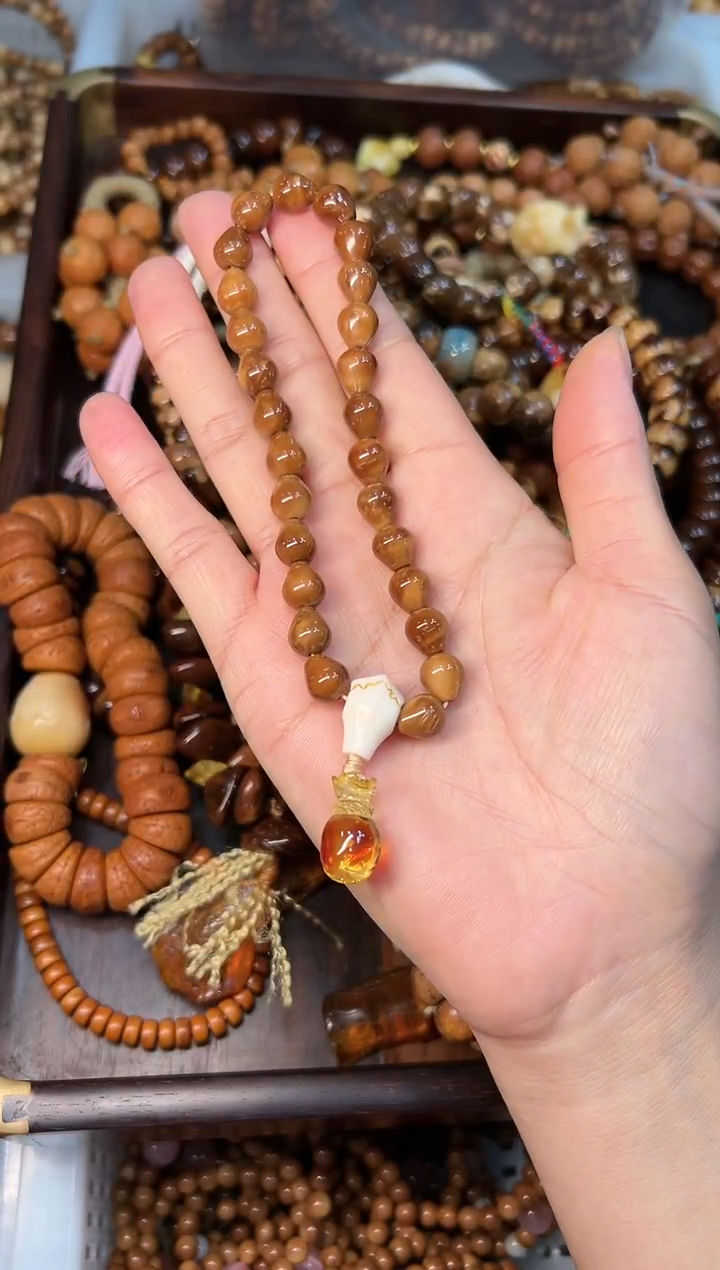 琥珀吊坠(赠链)未镶嵌库克卡9mm水滴【琥珀钱袋】手持