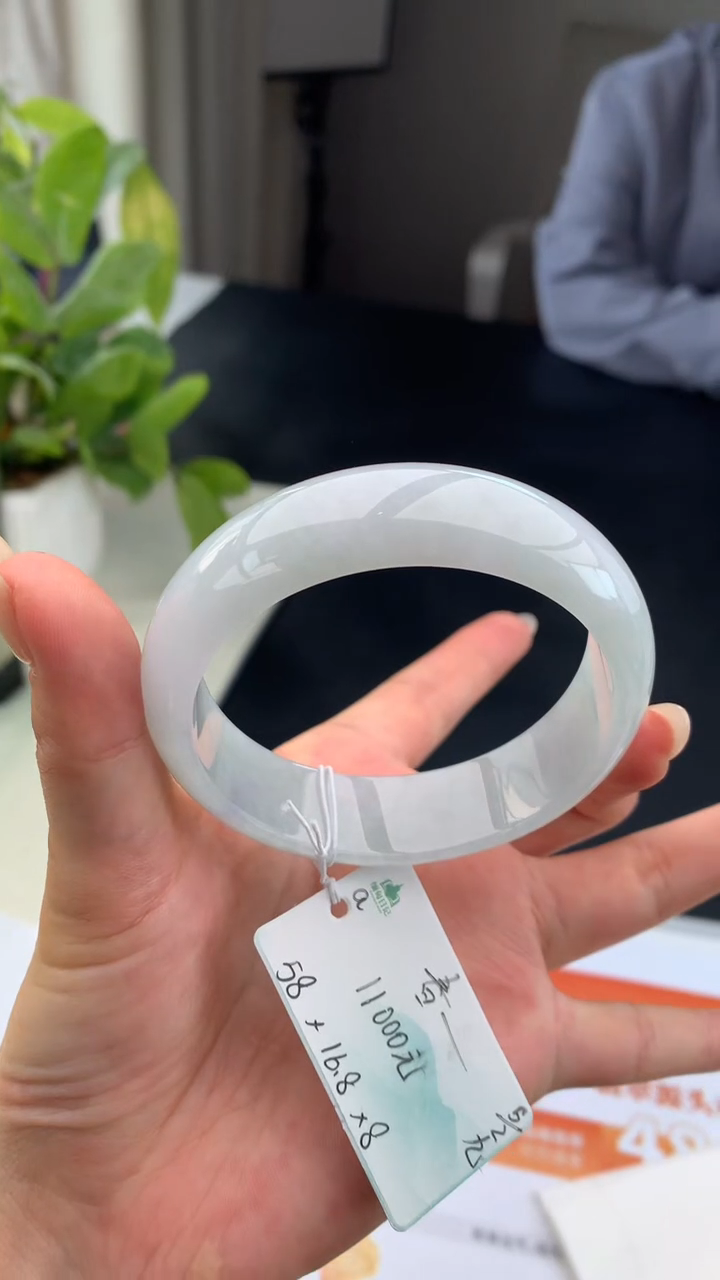 【闪购商品】翡翠手镯未镶嵌 #情人节#送礼，下单联系客服核对地址~