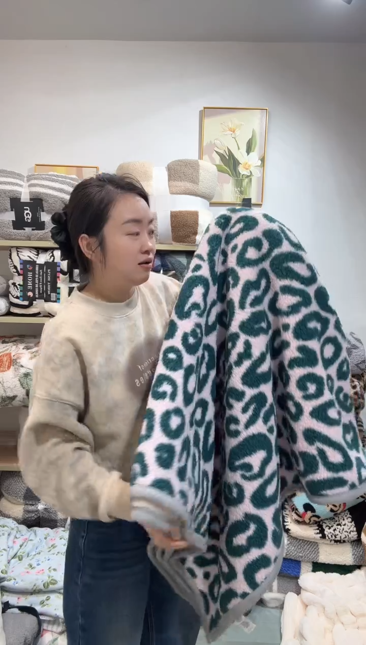 聚酯纤维150*200粉绿豹纹