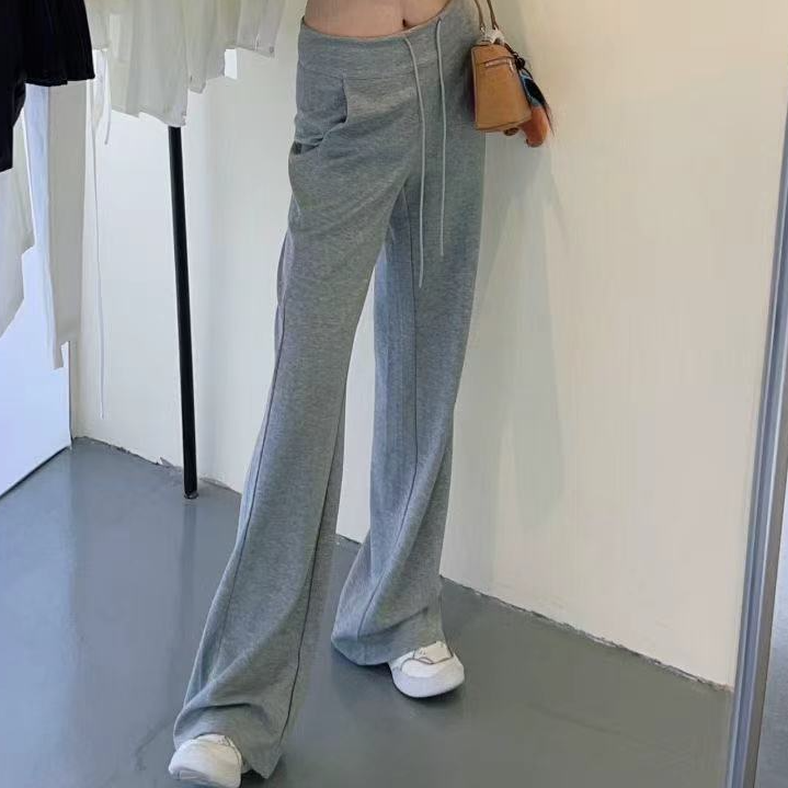 非常显腿长的一款微喇裤。