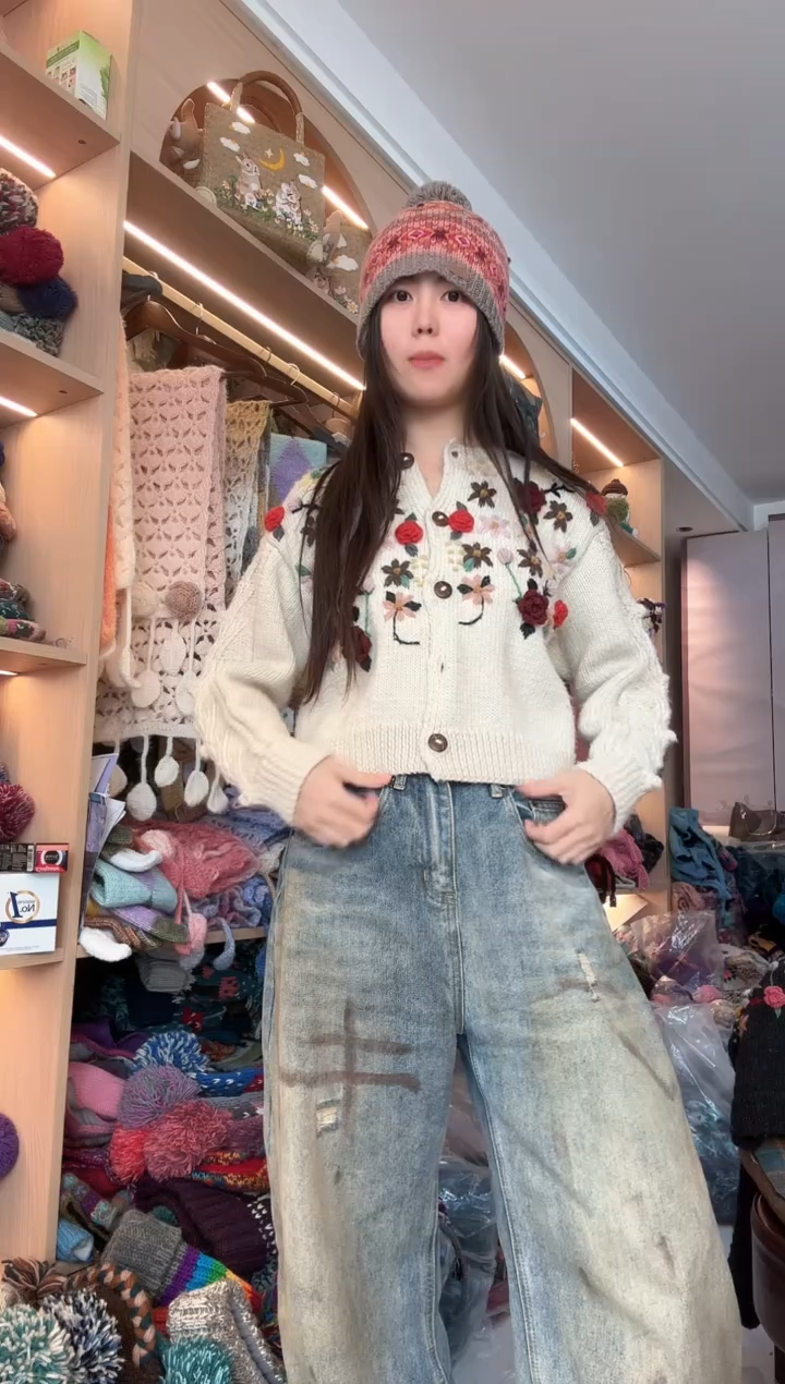 羊毛短版白色立体花毛衣