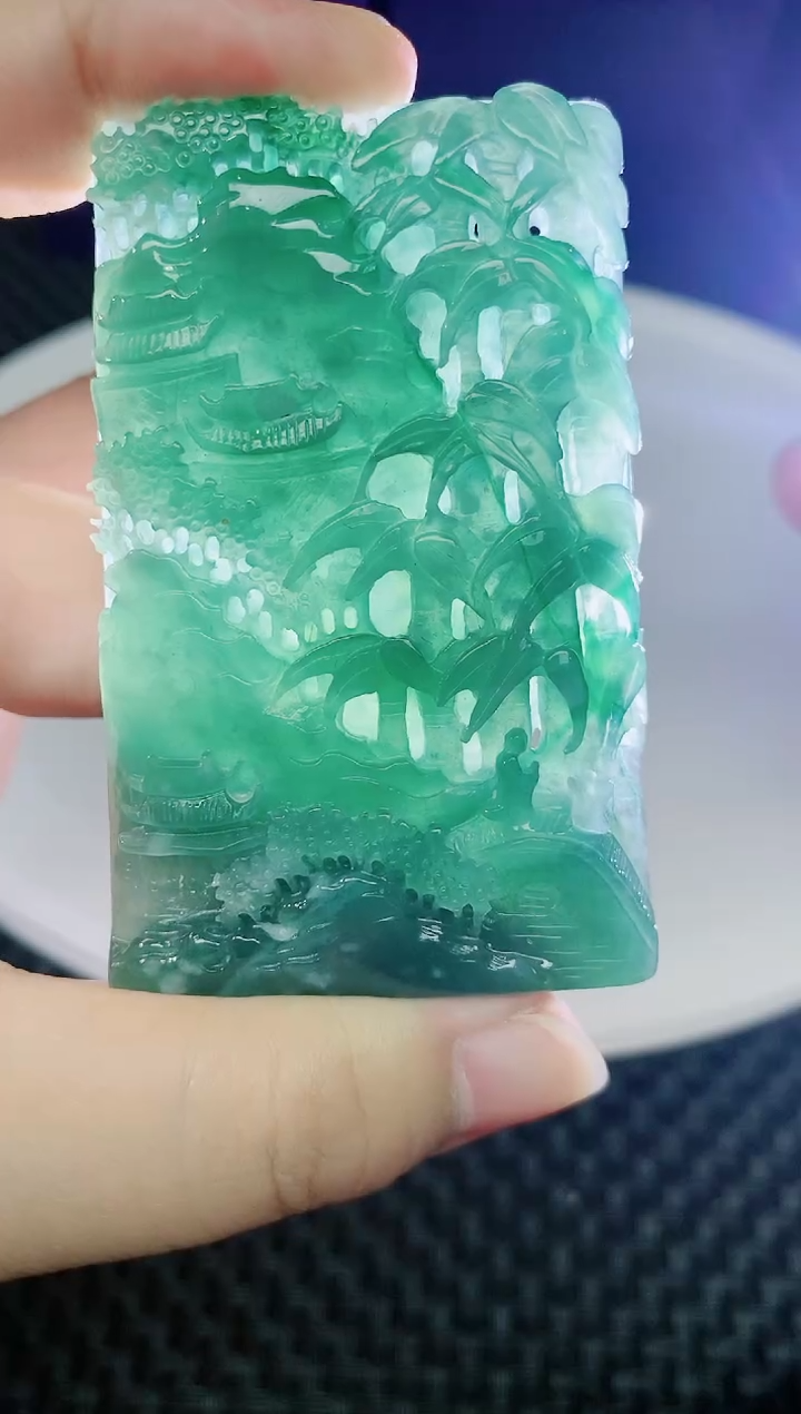 翡翠未镶嵌颈饰          