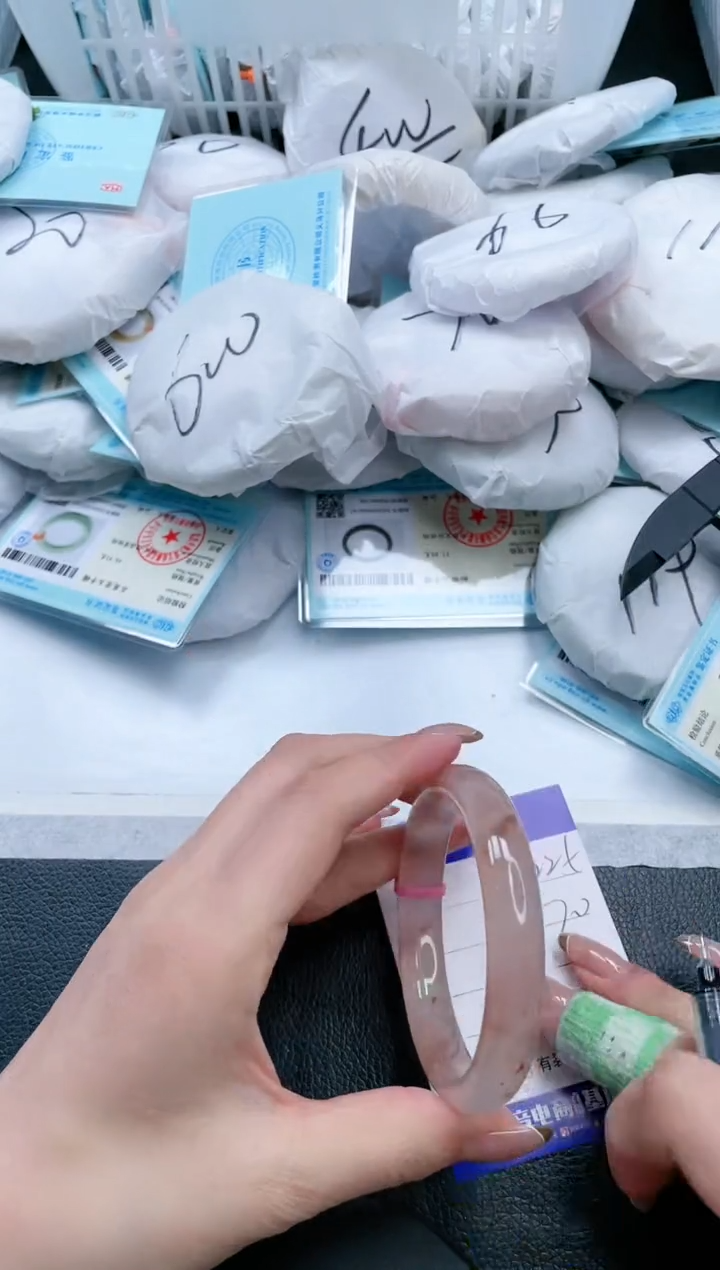 【闪购商品】石英质玉手镯未镶嵌21V225-58