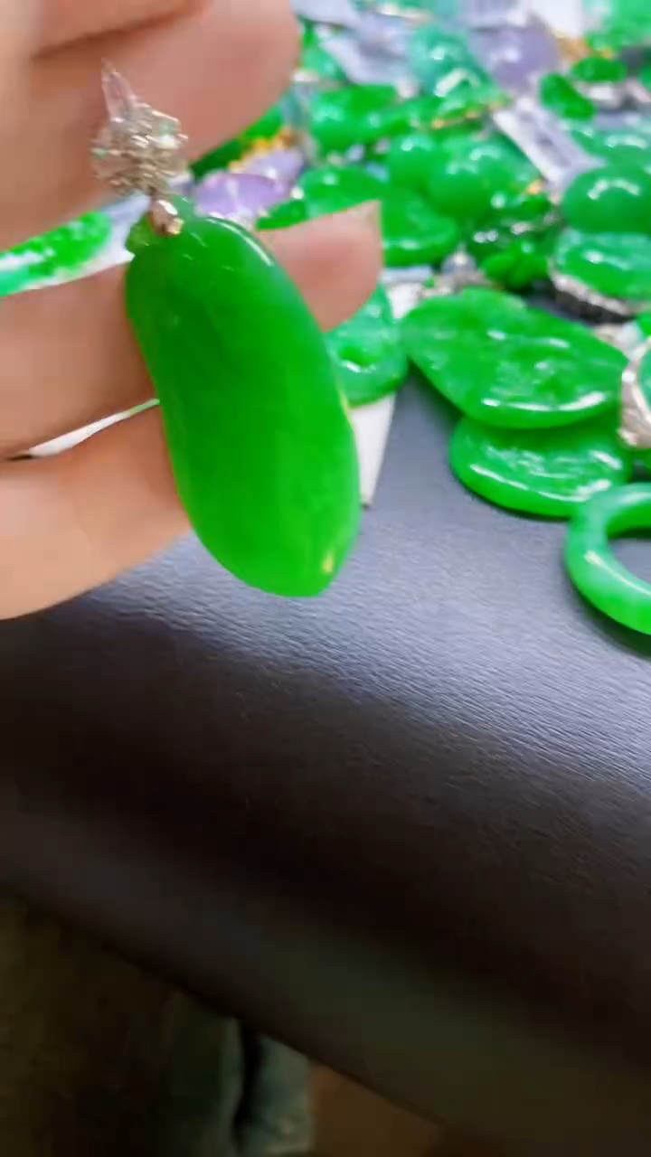 颈饰18K金镶嵌翡翠吊坠