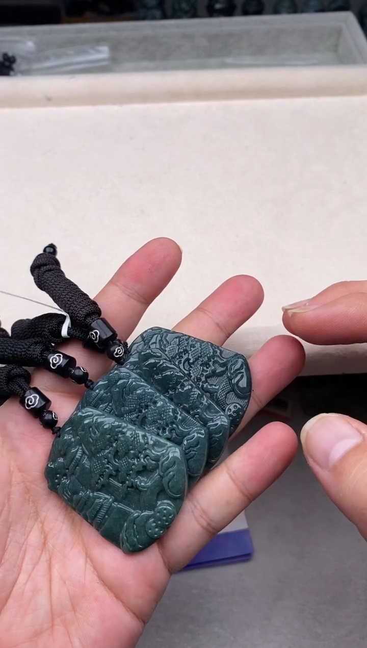 翡翠未镶嵌颈饰多样性发其一