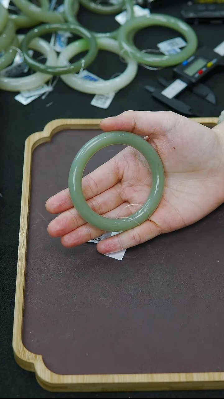 未镶嵌手镯和田玉h*南56圈口胖圆条沙枣青