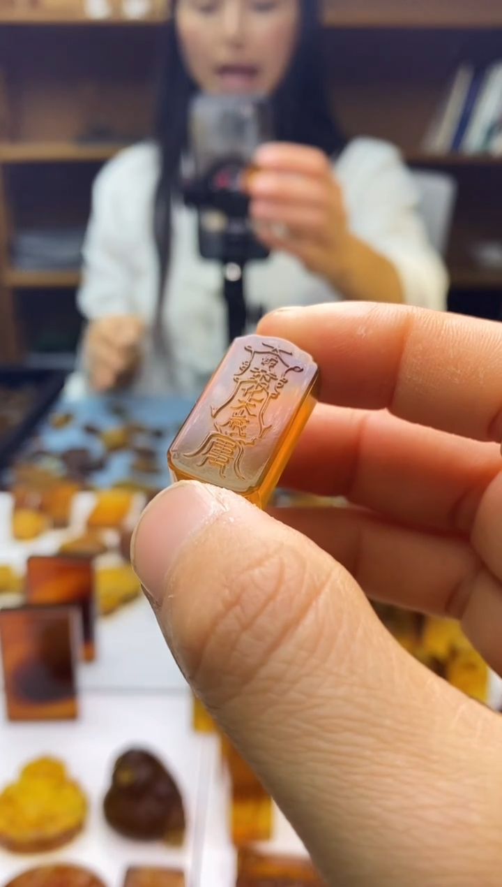 琥珀颈饰未镶嵌SN85-116（太岁雕刻）手机挂