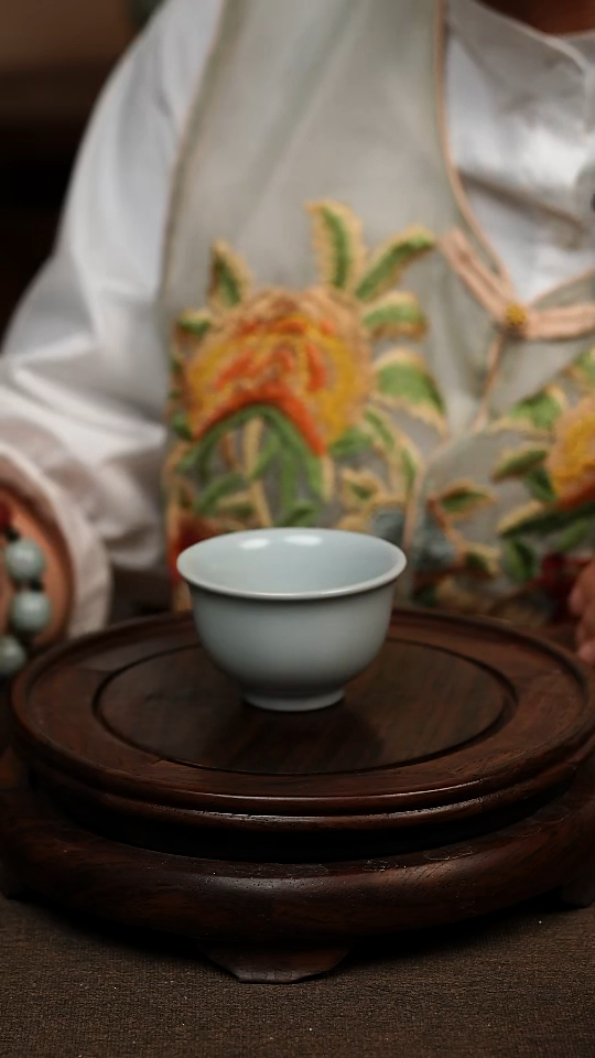 瓷片月白釉全手压手杯60ml 微瑕 不带礼盒