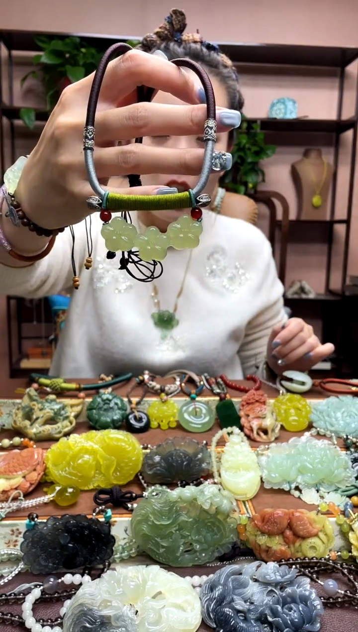 未镶嵌岫玉颈饰·