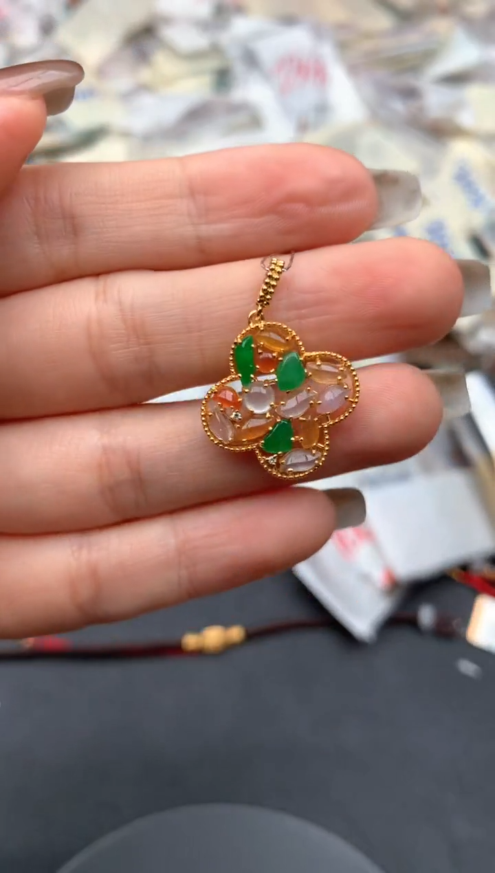 18K金镶嵌挂件翡翠一