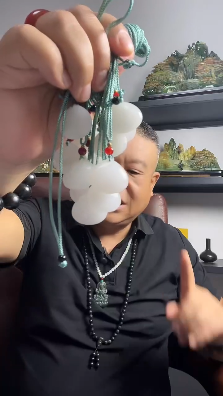 石英质玉未镶嵌吊坠(赠链)板栗平安扣