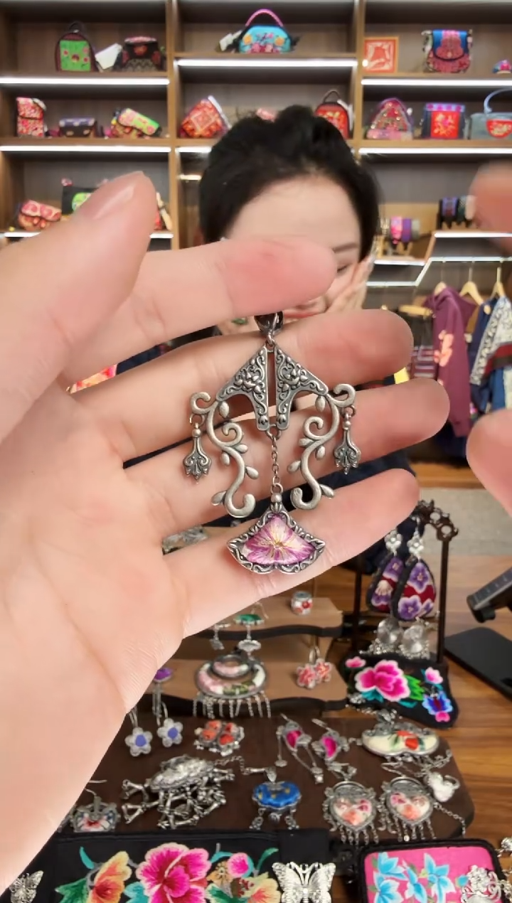 【闪购商品】织绣77蒙阿苏苗绣传承