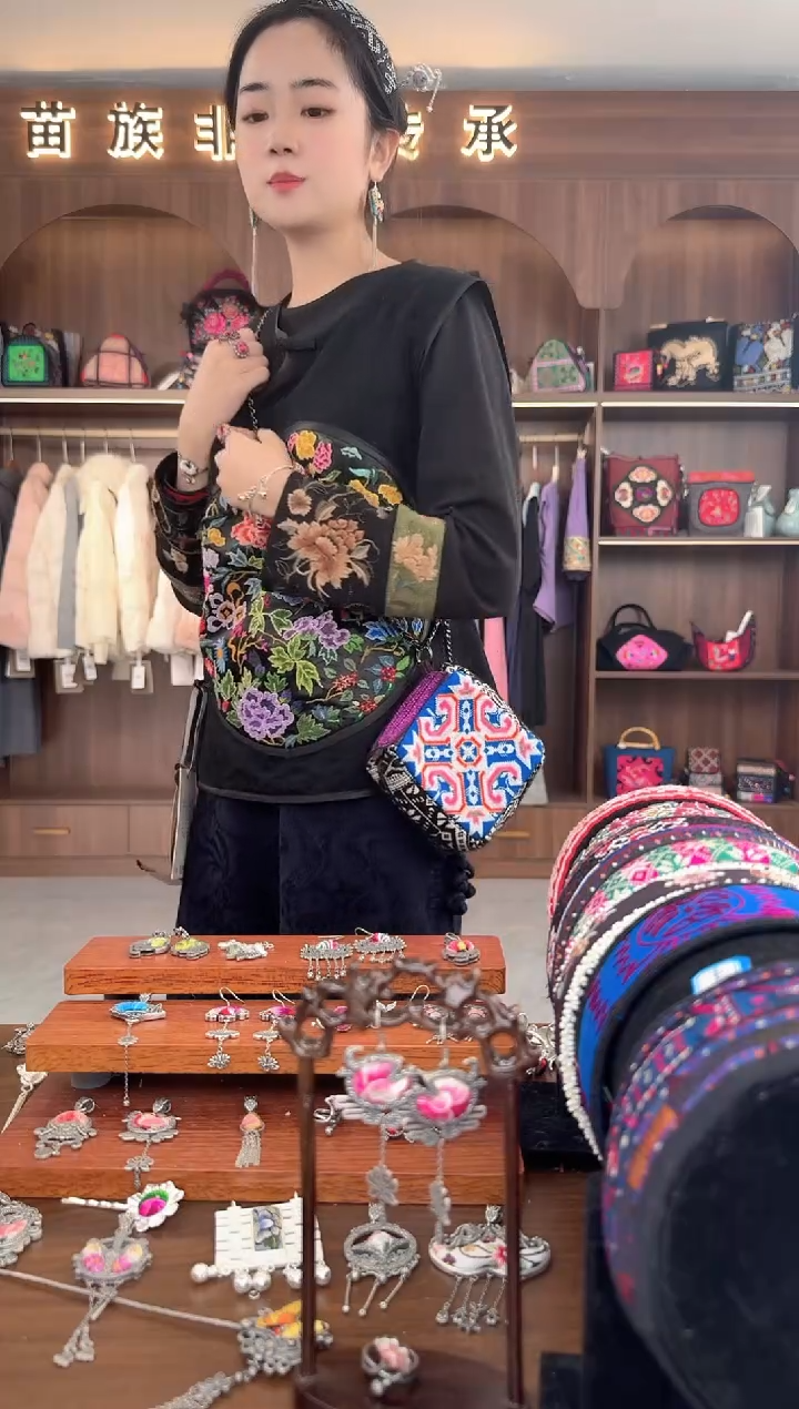 【闪购商品】织绣扶光苗绣传承L11