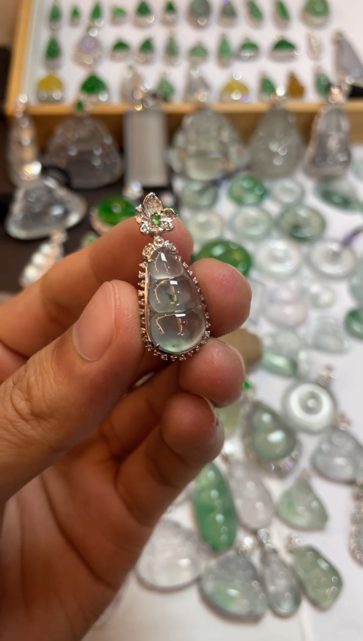 【闪购商品】翡翠吊坠(不含链)18K金镶嵌豆子