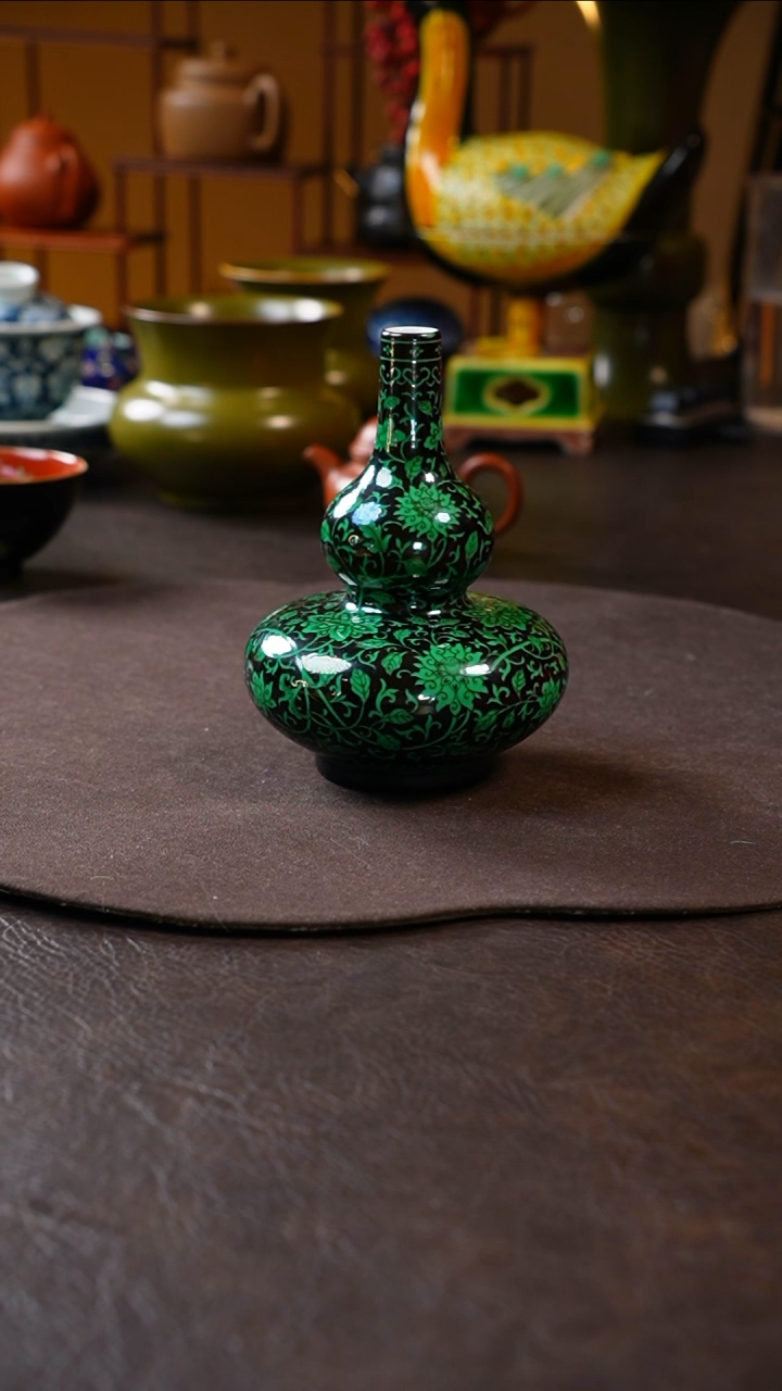 【闪购商品】黑底绿彩缠枝花卉葫芦瓶