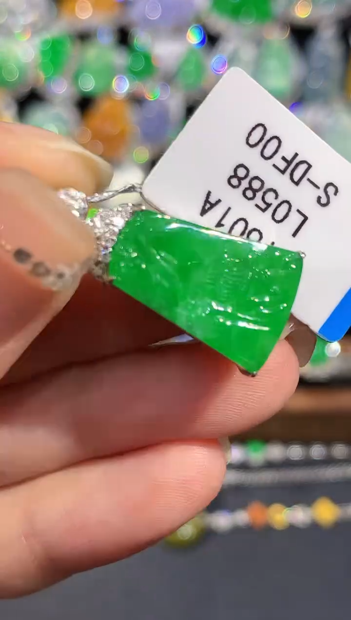 吊坠(不含链)18K金镶嵌翡翠多样性发其一