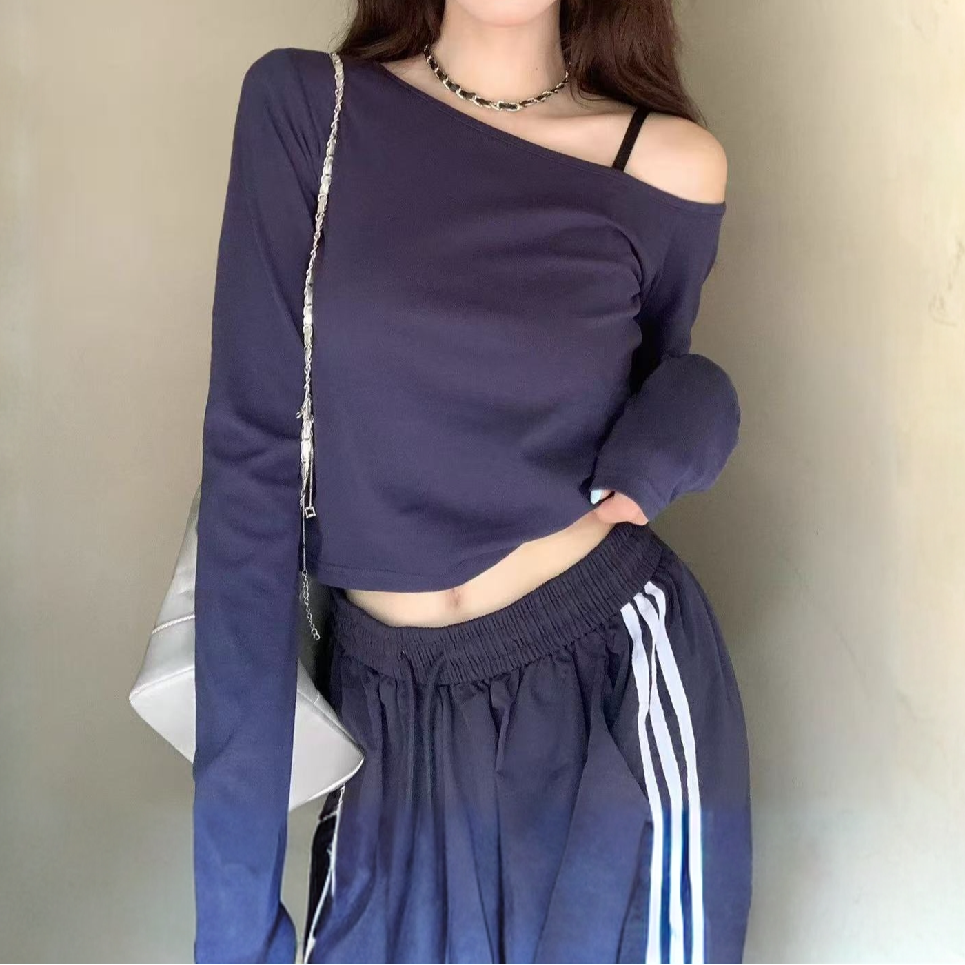 斜肩辣妹设计感长袖休闲T恤女春秋季韩版新款显瘦露肩百搭上衣