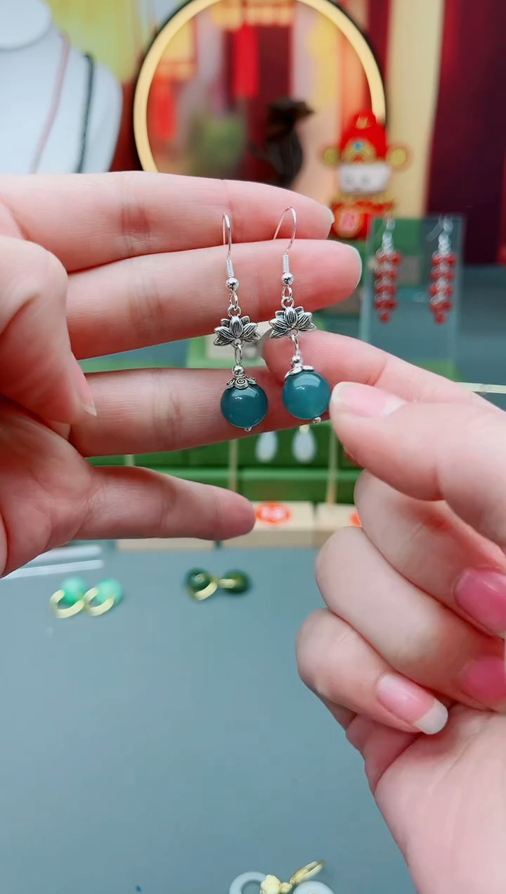 未镶嵌石英质玉（天山翠）耳饰2370000