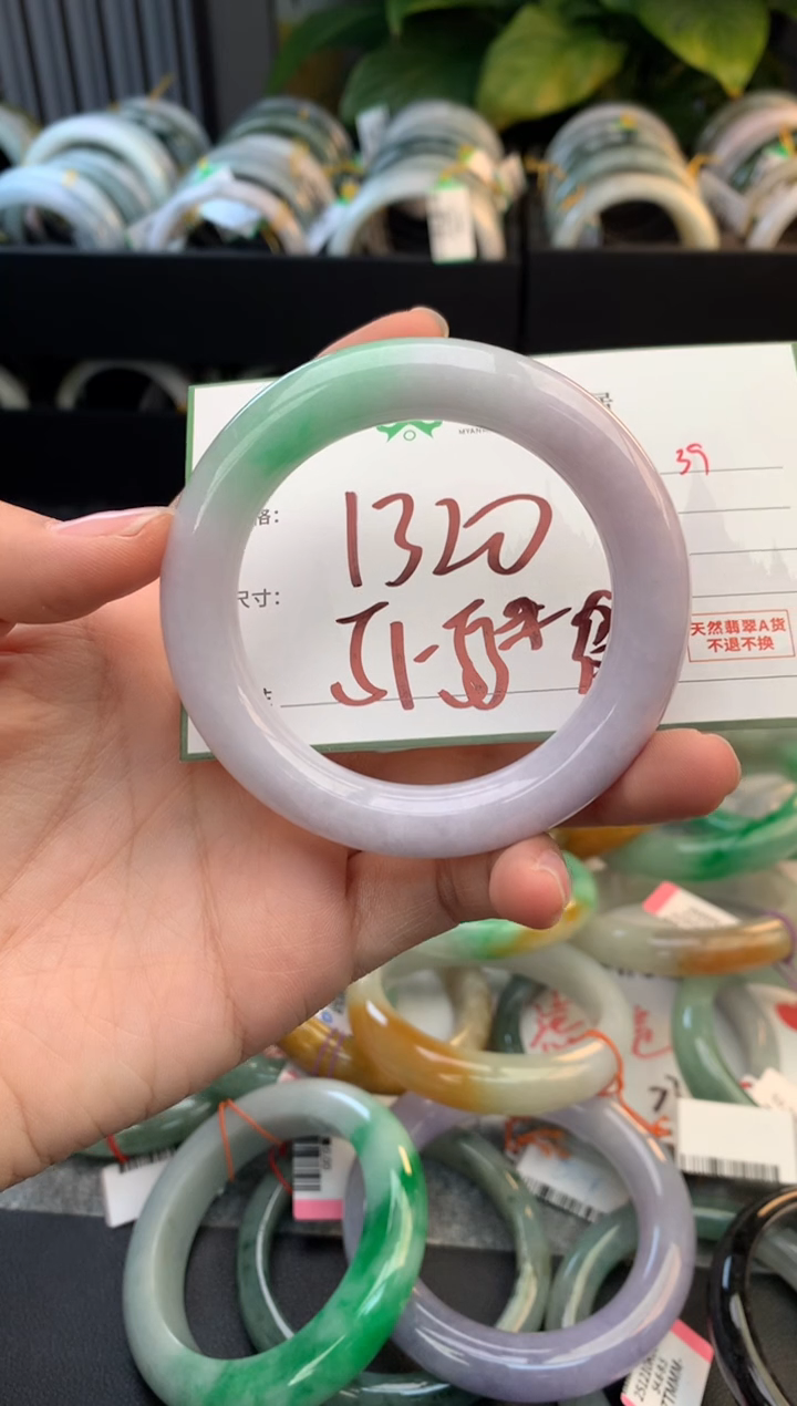 未镶嵌定制翡翠毛货需精细抛光+多人