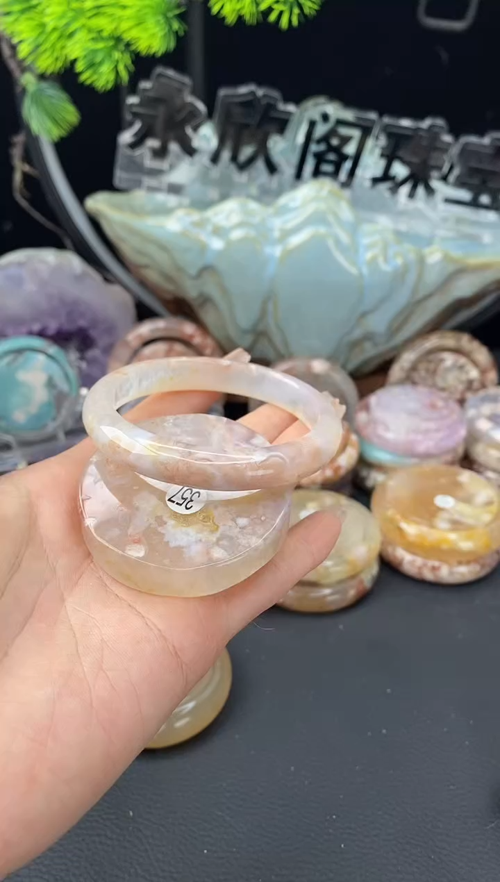 石英质玉未镶嵌手镯（圆镯）56.9