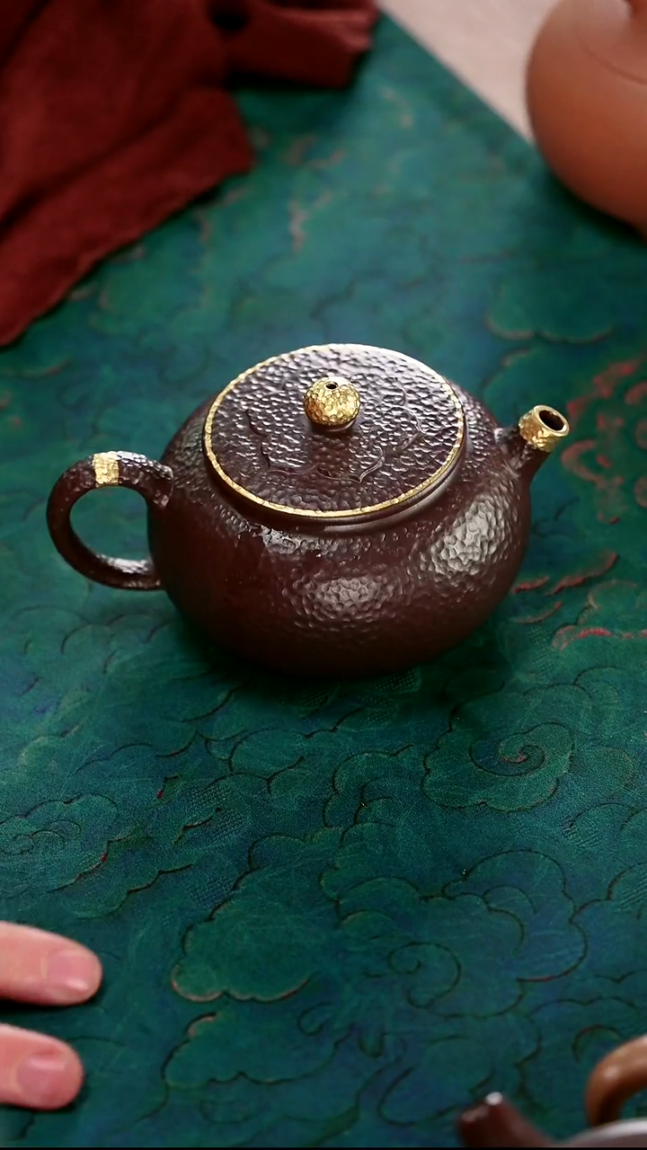 茶壶紫砂四号井茄皮紫泥描金锤纹莲盖扁韵