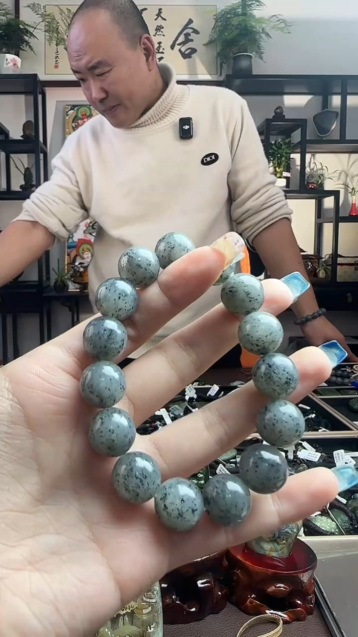 颈饰未镶嵌和田玉多样性发其一