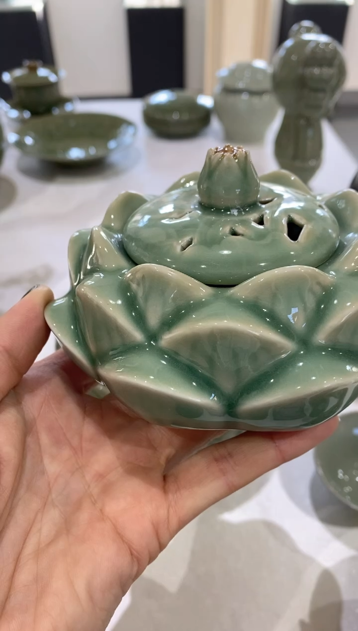 特价  荷花香炉 一个