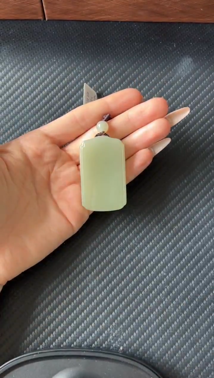 吊坠(赠链)未镶嵌和田玉且末近矿微色差吊坠Mm