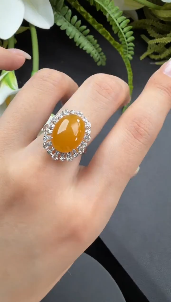 18K金镶嵌戒指翡翠戒指