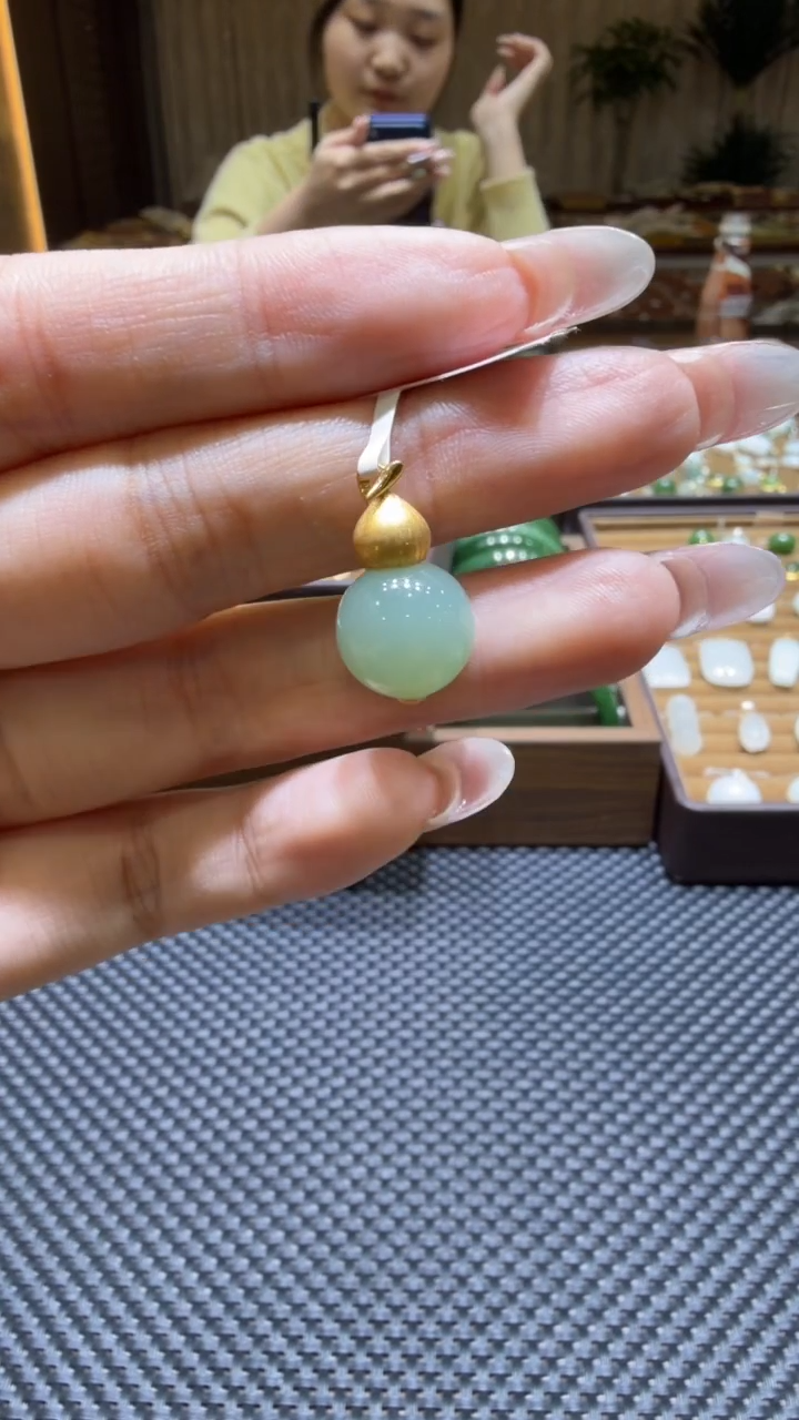 颈饰18K金镶嵌和田玉挂件