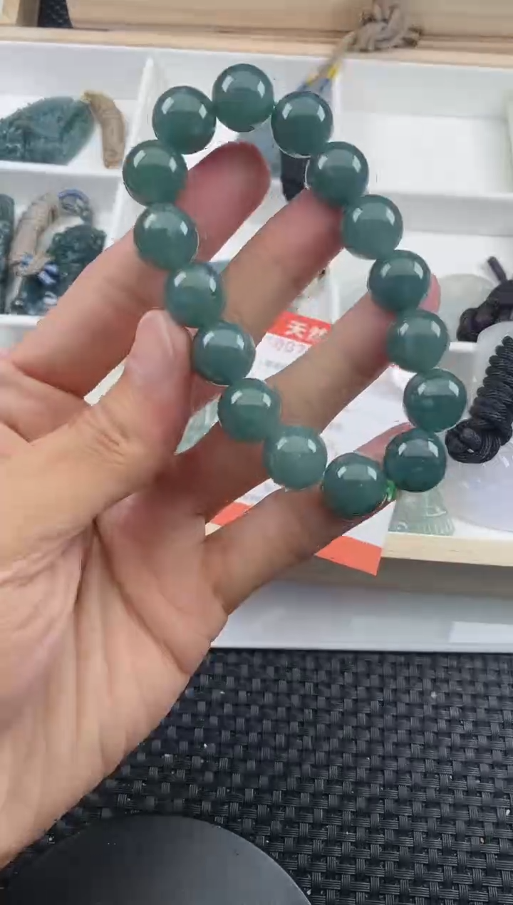 翡翠未镶嵌颈饰 
