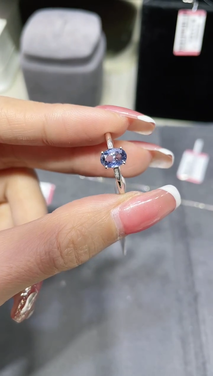 18K金镶嵌天然蓝宝石戒指
