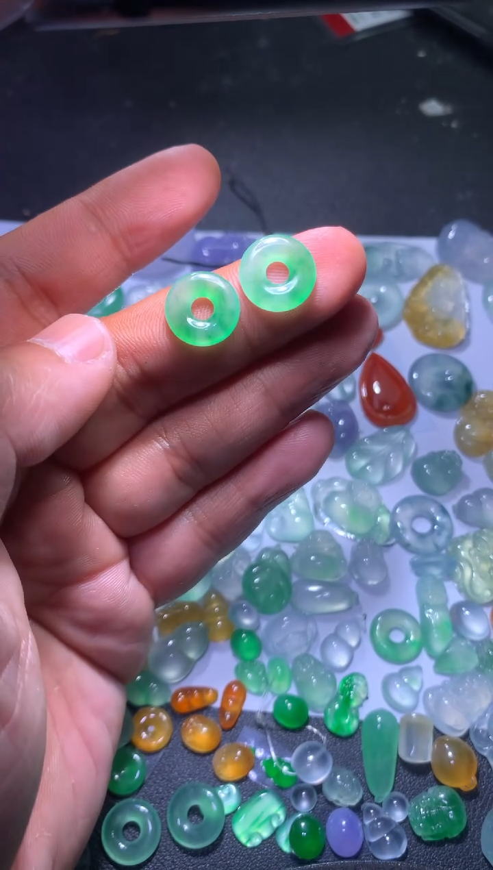 【闪购商品】翡翠颈饰未镶嵌甜甜圈一对