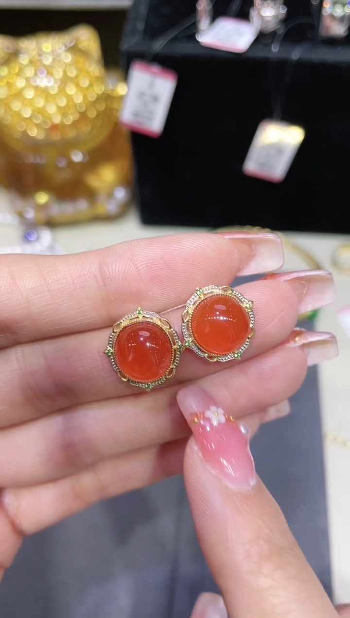 18K金镶嵌南红耳饰