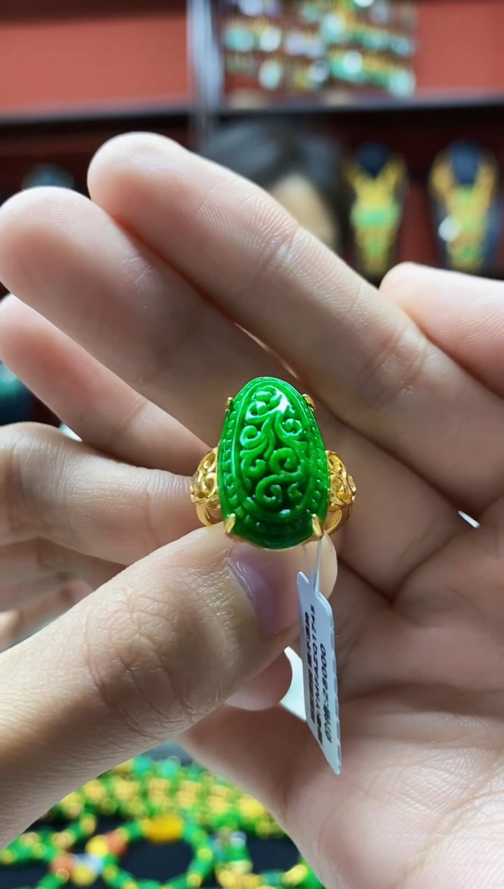 颈饰未镶嵌翡翠戒指