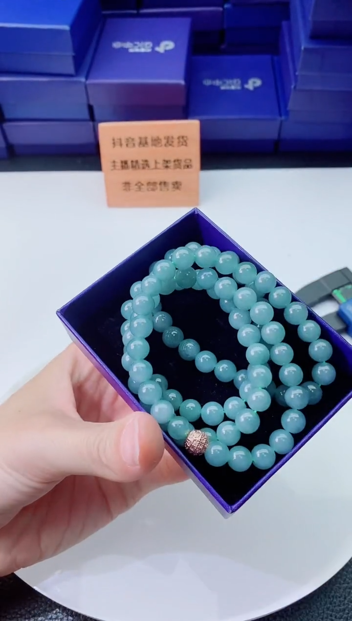 翡翠未镶嵌颈饰         