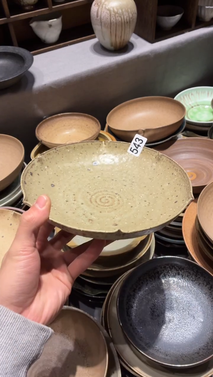 瓷片三*543粗陶棕色荷叶盘1个