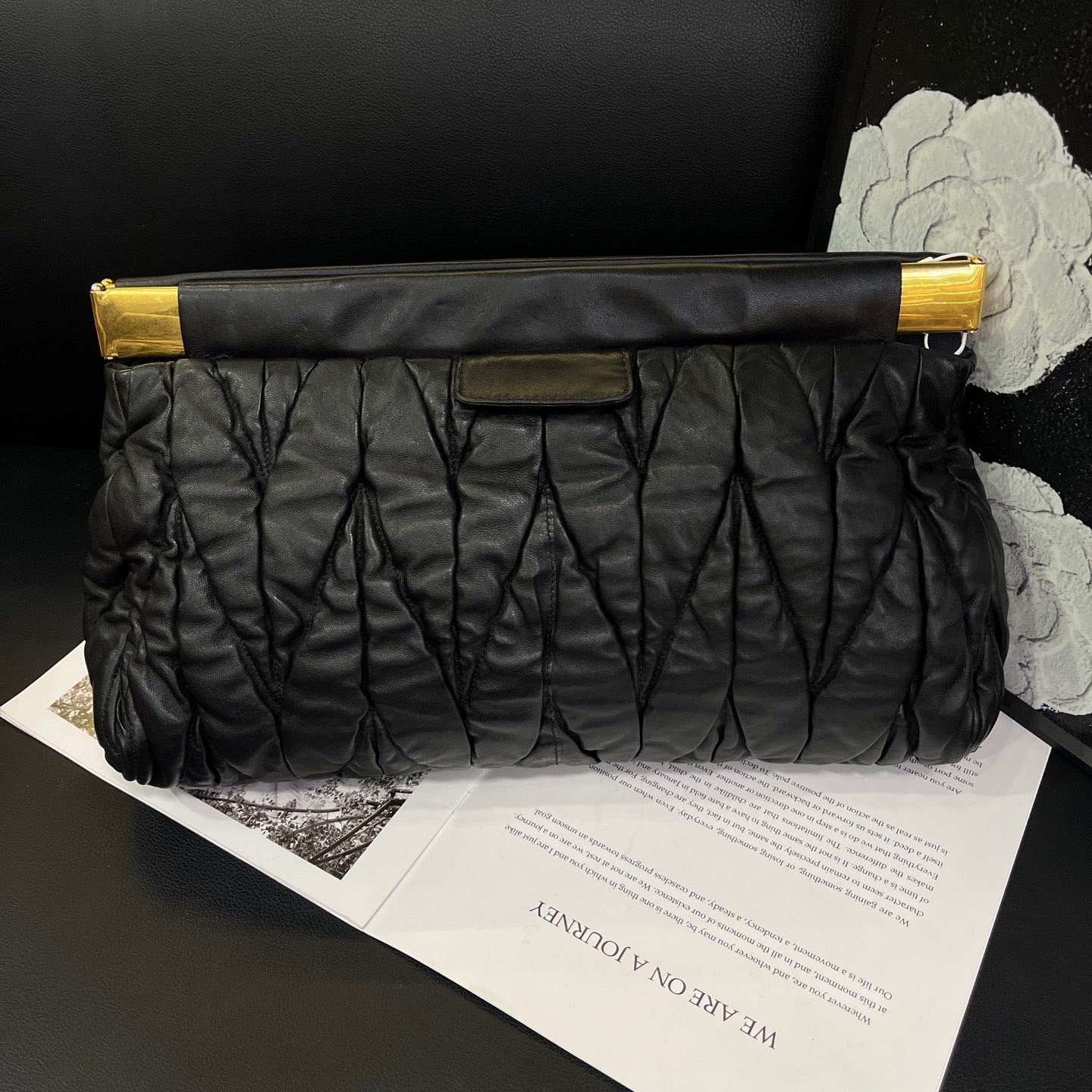 95新 MIU MIU/缪缪 黑金褶皱蛙口晚宴手拿包B3597