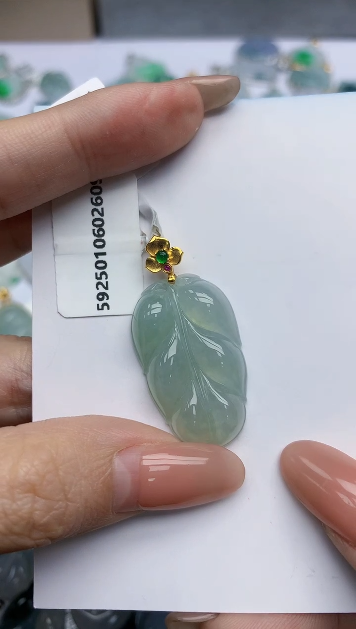 【闪购商品】翡翠挂件18K金镶嵌天然翡翠A货