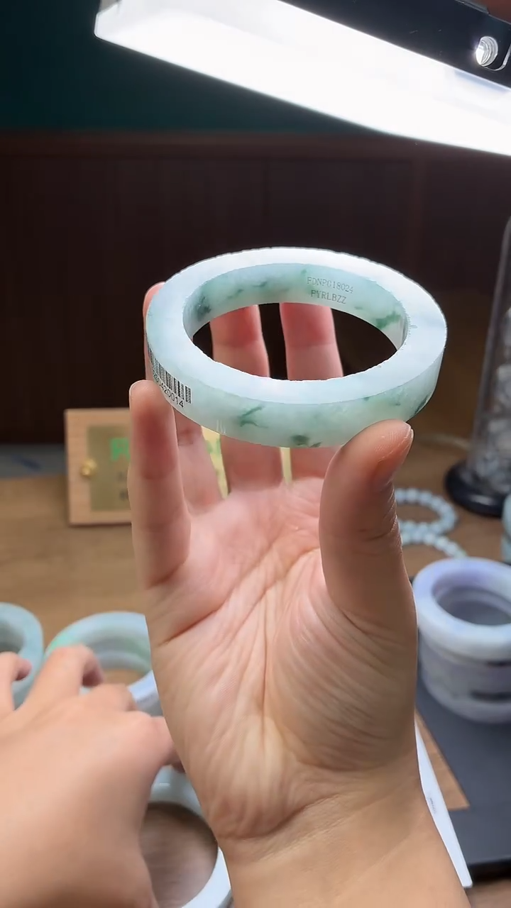 未镶嵌手镯定制翡翠冰**哥定制