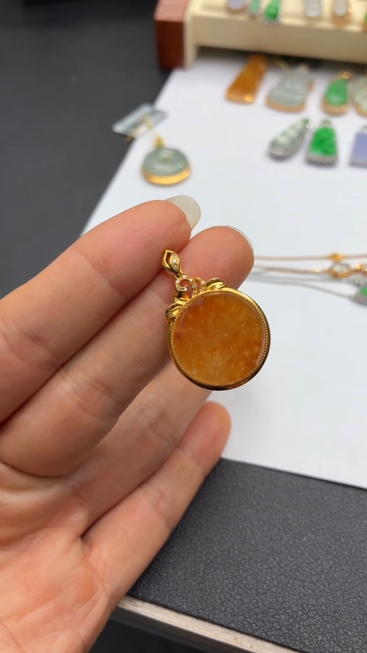 颈饰18K金镶嵌翡翠天然翡翠A货