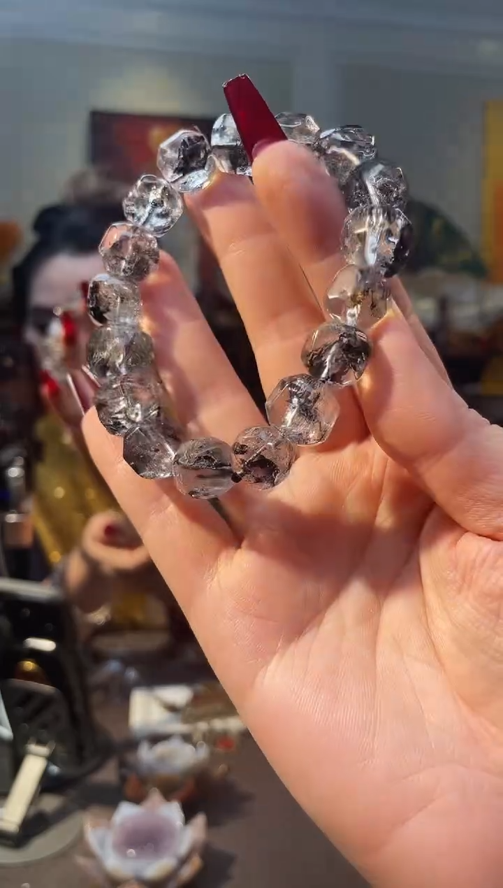 琉璃/树脂/塑料类J****N闪灵手串