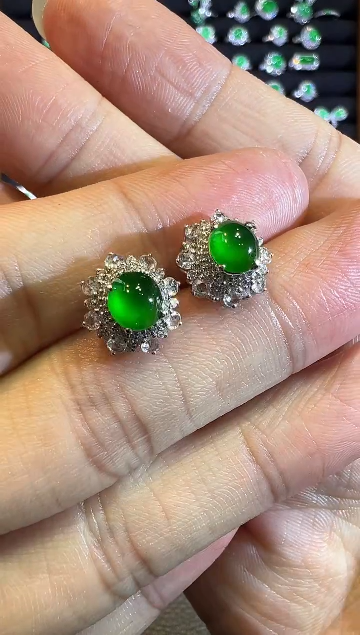 【闪购商品】翡翠耳饰18K金镶嵌小帝王起光蛋面耳钉