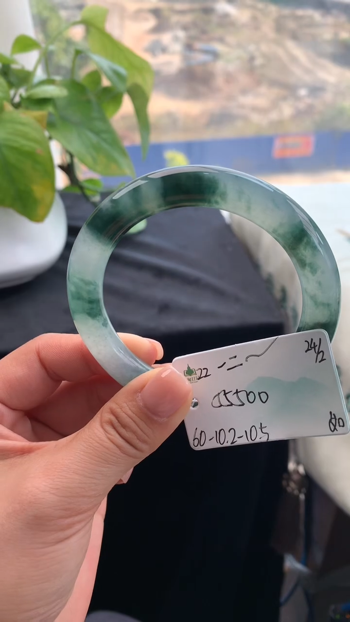 【闪购商品】翡翠手镯未镶嵌女神节#送礼#，下单联系客服核对地址~