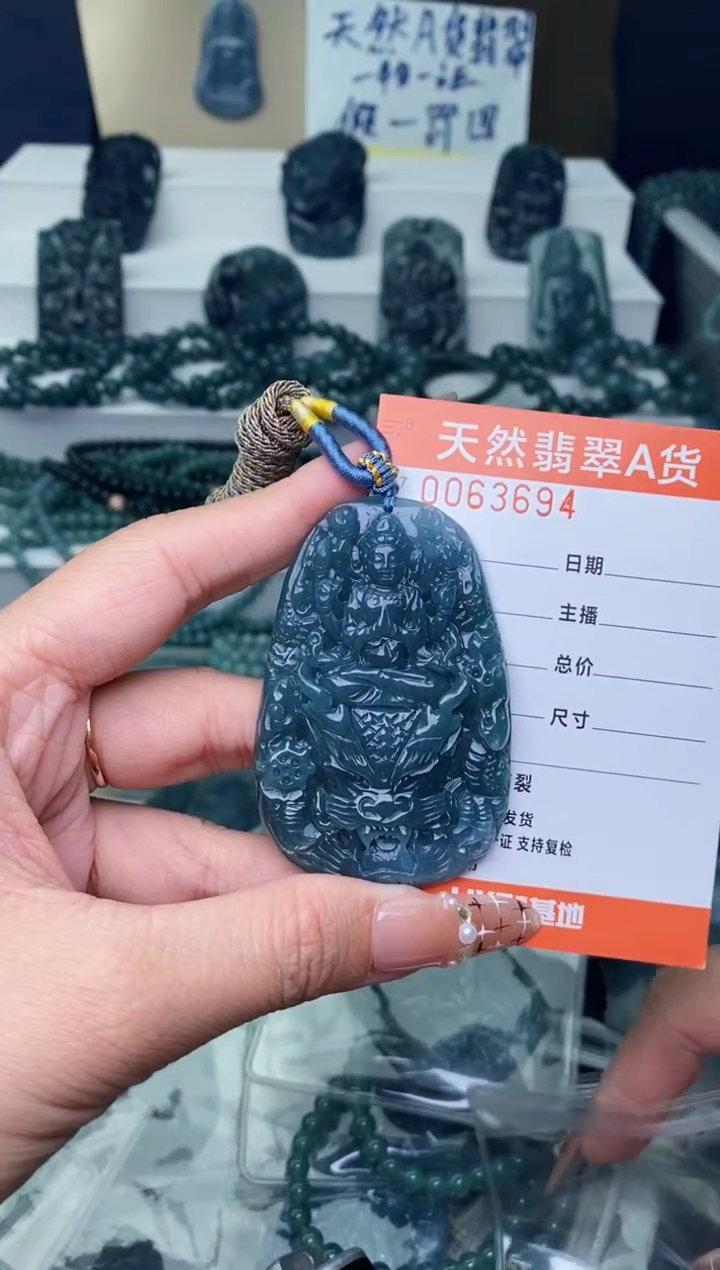 翡翠未镶嵌颈饰···········